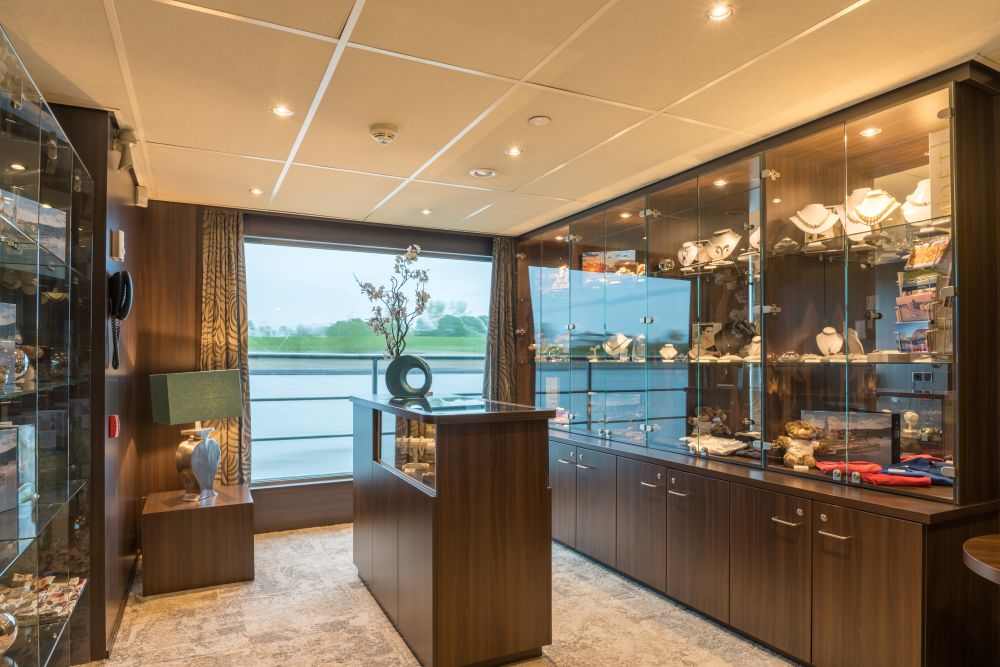 Elegant by AMADEUS_ Board Shop_Board Shop of the Elegant by AMADEUS_Lueftner Cruises_Amadeus_Thomas Weinholzner