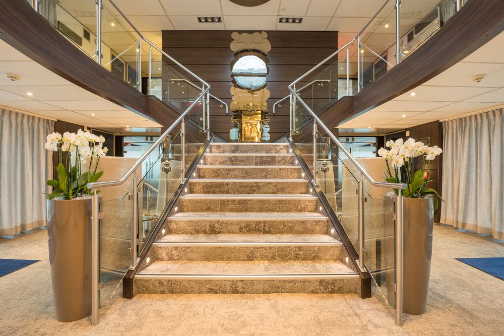 Elegant by AMADEUS_ Entrance_Staircase at the Reception of the Elegant by AMADEUS_Lueftner Cruises_Amadeus_Thomas Weinholzner1
