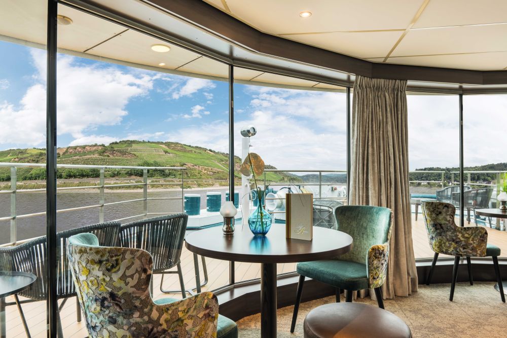 Elegant by AMADEUS_ Panorama Bar_Panorama Bar _ Lounge of the Elegant by AMADEUS_Lueftner Cruises_Amadeus_Thomas Weinholzner1