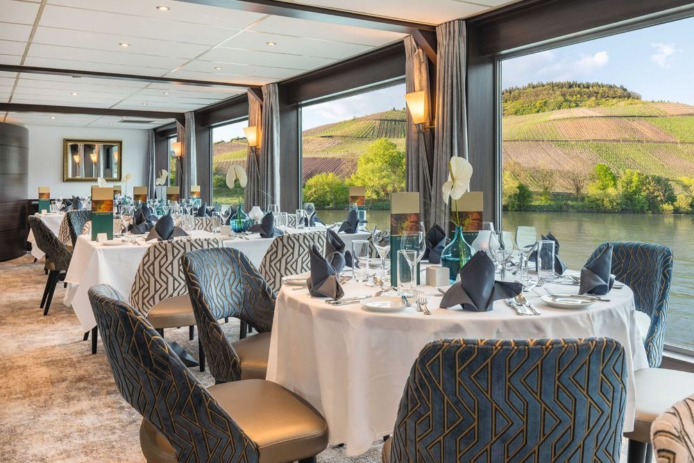 Elegant by AMADEUS_ Restaurant_Beautiful views in the Panorama Restaurant of the Elegant by AMADEUS_Lueftner Cruises_Amadeus_Thomas Weinholzner